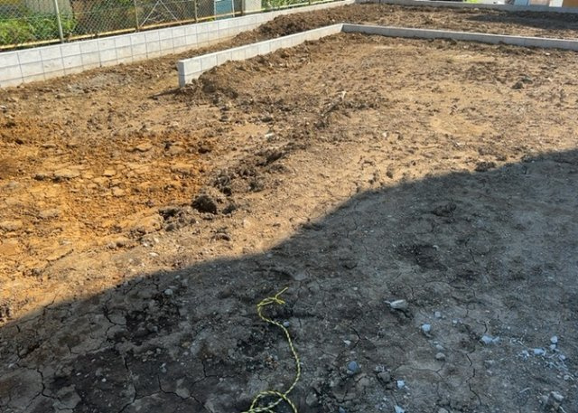 バルコニーは、室外の専用スペースのうち、「屋根がなく開放された空間」であるものを指します。ベランダより広いタイプのものが多く、日当たりもよいため家庭菜園などを楽しみたい人にとって適した環境となります。