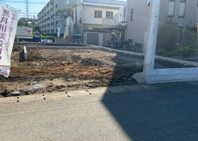 住宅用の土地では前面道路に2m以上接していなければならないと法律で定められています。しかし、お持ちの車のサイズやライフスタイルなどにより、2mでは利便が悪い場合もございますので、事前に確認しましょう。