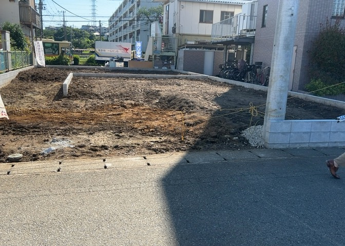 お持ちの車種によっては前面道路が広い方が便利でしょう。しかし、前面道路が広ければその分交通量が多くなるため、騒音などが気になる場合があります。実際に現地を見学し、周辺交通量や騒音などを確認しましょう！