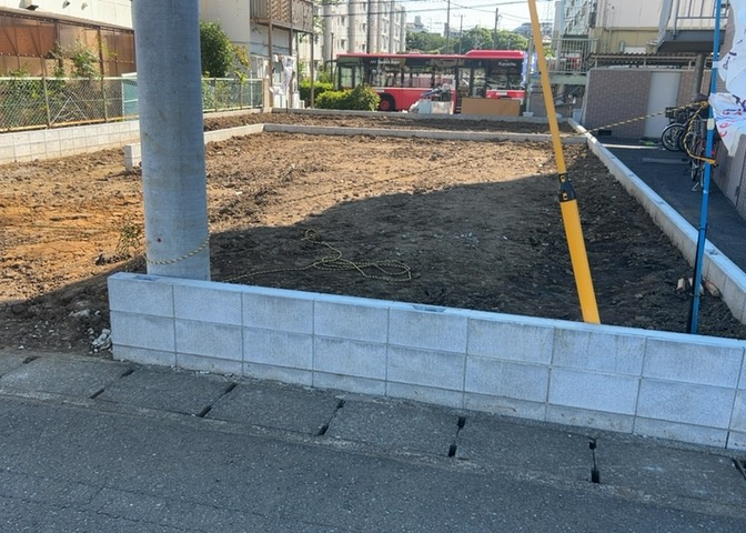 駐車場と明記されていても、最小スペースでつくられた駐車場だと大型車は駐車できなかったり、出入りしにくくなったりする可能性があります。お車のサイズと購入したい物件の駐車場のサイズを現地で確認しましょう。