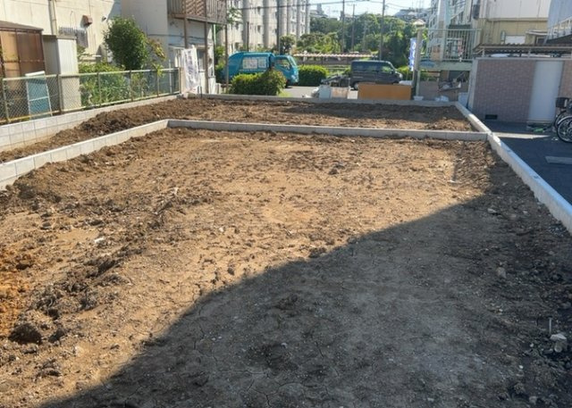 玄関は家の顔でもあり、家族以外の目にも止まる場所です。玄関は外との間を仕切る扉、靴などをしまっておく収納スペース、靴脱ぎのたたきスペース、来客とのやり取りをするドアホンなど複数のアイテムからなります。