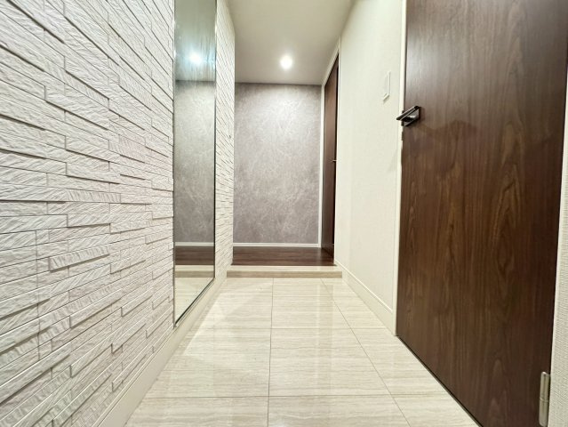 【玄関】靴好きにはうれしい、シューズインクローゼット付きの玄関！近くには納戸もあり収納面も充実◎