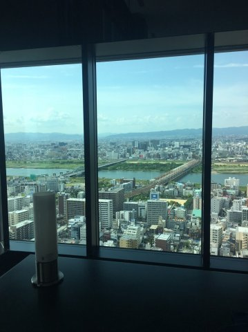 【スカイラウンジからの眺望】地上42階、高さ約135ｍから見渡す大パノラマ！淀川方面の景色です！