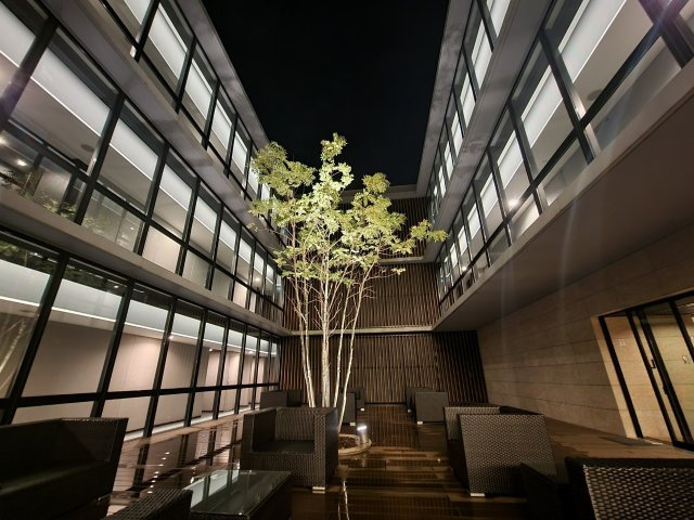 【スカイアトリウム】スカイラウンジとフラットでつながる空中庭園！3層吹き抜けのテラスです！
