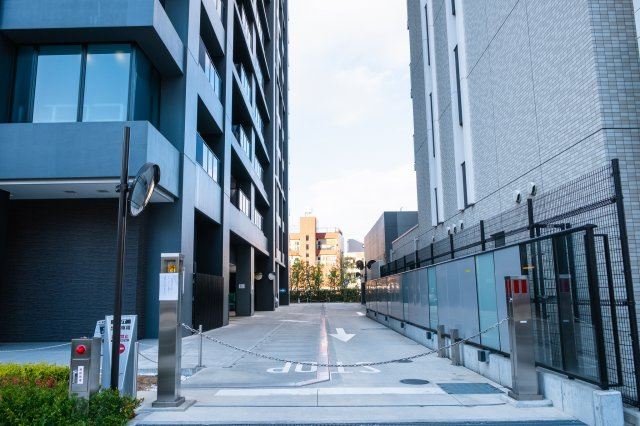 【敷地内駐車場出口】きちんと整備されたきれいな駐車場です！十分な広さがあり、車の出し入れもスムーズ！