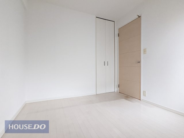 一日の疲れを優しく癒す、静穏に包まれた寝室。
