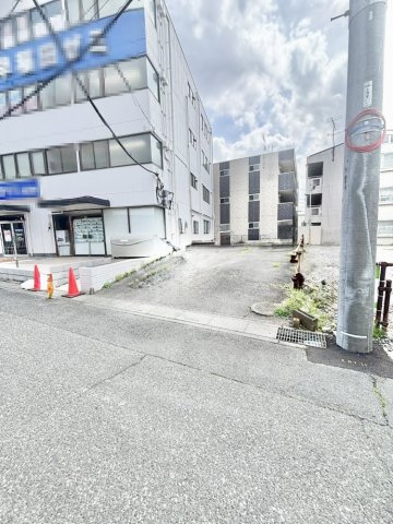 東武スカイツリーライン「北越谷」駅徒歩約3分！建築条件なし・敷地約42坪・北側6ｍ公道に接道し、駐車場・住宅用地・資材置場など多用途に対応可能です。お気軽にお問い合わせください！