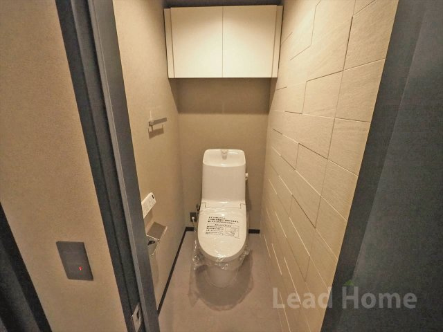 上部にトイレットペーパー等をしまえる便利な収納棚付きです。清潔感のある落ち着いた空間です！