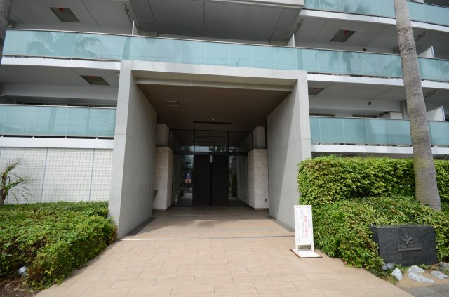 両脇に植栽があるエントランス(修繕積立金総額1億1516万円　2026年4月時点。16期総会で管理費とコーストクラブ会費の余剰金が修繕積立金に保管の議題が可決等、お金のマネジメントも良し！)