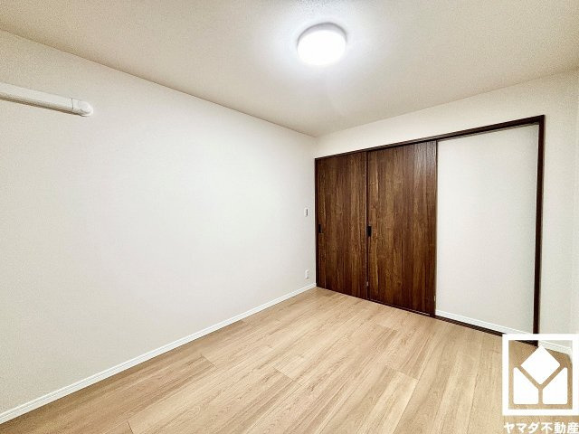 約6.2帖の洋室です。リビングに隣接する引き戸のお部屋で、一体でのご利用も可能です。