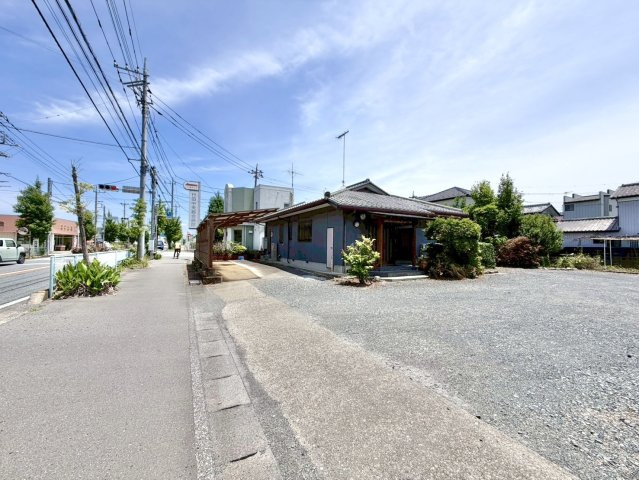 ■外観｜周囲の見渡しが良く車の出入りの際も安全確認がしやすいため、日々の運転も安心して行えます♪