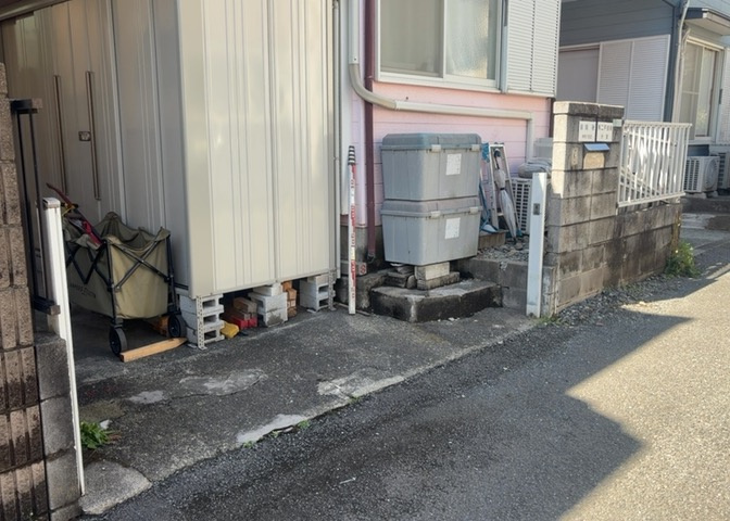 家を建てる場合、方位は要チェックです。現実的に日当たりのよい家ならばリビングは南側、建築基準法でも北側に当たる家への配慮は求められています。土地を見学に行く際は、方位磁針を持って行くようにしましょう。