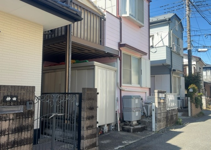 土地の前の道路に消火栓が設置されていることがあります。この場合、道路交通法第45条第1項により、駐車禁止の場所が指定されています。そのため、車庫などの駐車スペースをつくることができない場合があります。