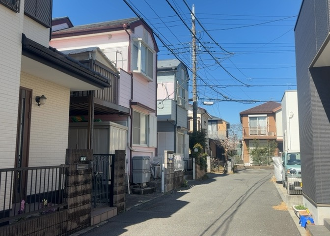 現地に行くなら、物件の周囲の地形がどうなっているかを見ることも大切です。周辺より低くなっている土地では、大雨などで水が集まりやすいため、地盤が弱くなっているということも考えられるため、注意が必要です。