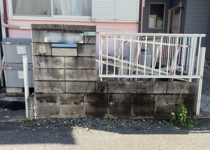 土地購入を検討されている場合、境界杭がない状態で購入してしまうと境界確定測量をする必要があり、費用がかかります。購入の前に、売主、隣土地所有者立ち合いのもと境界を確定し境界杭を設置するのがベストです。