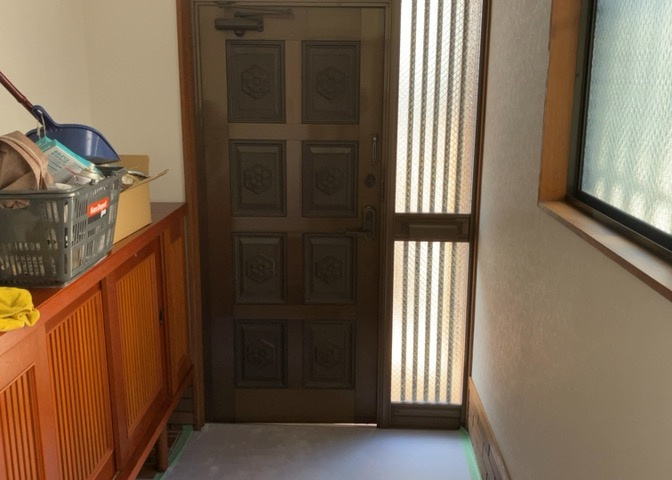 玄関は家の顔でもあり、家族以外の目にも止まる場所です。玄関は外との間を仕切る扉、靴などをしまっておく収納スペース、靴脱ぎのたたきスペース、来客とのやり取りをするドアホンなど複数のアイテムからなります。