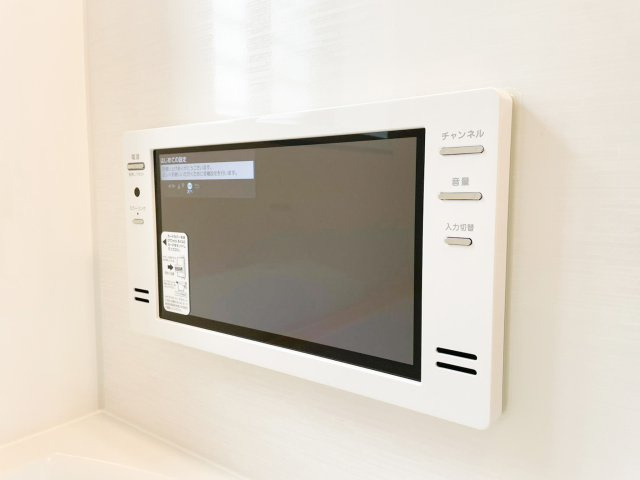 バスルームには大型テレビもございます
