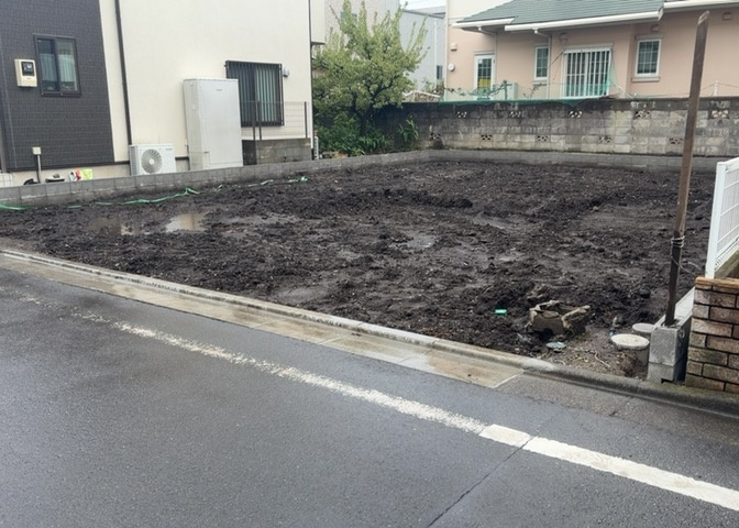 土地の形が極端に長細かったり、狭小地、あるいは道路との高低差がある傾斜地だった場合、後々売ろうとしても買い手がつかない場合もあります。後々、売却することになった時に価値の下がらない土地を選びましょう。