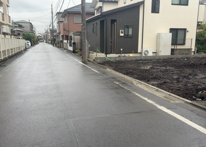 土地の面積＝住宅面積ではありません。建ぺい率の問題などで、土地のある場所によって住宅を建てられる面積は限られています。高さもしかり、「土地」という言葉の中には、建築条件も含まれると考えておきましょう。