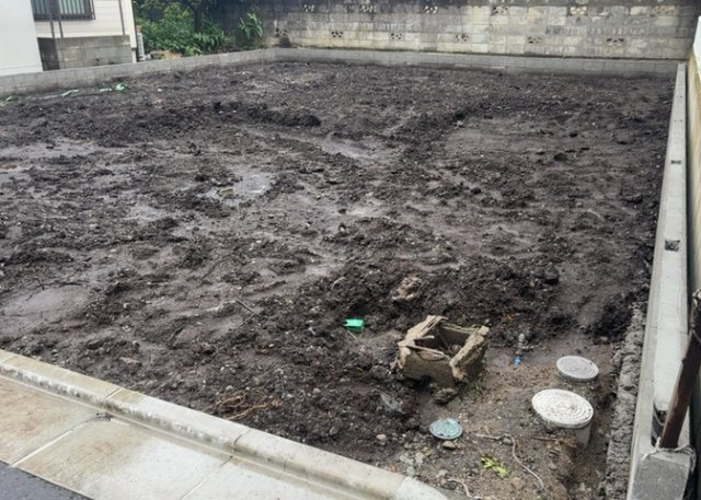 家を建てる場合、方位は要チェックです。現実的に日当たりのよい家ならばリビングは南側、建築基準法でも北側に当たる家への配慮は求められています。土地を見学に行く際は、方位磁針を持って行くようにしましょう。