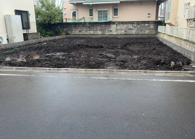 土地の前の道路に消火栓が設置されていることがあります。この場合、道路交通法第45条第1項により、駐車禁止の場所が指定されています。そのため、車庫などの駐車スペースをつくることができない場合があります。
