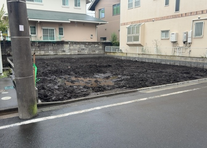 現地に行くなら、物件の周囲の地形がどうなっているかを見ることも大切です。周辺より低くなっている土地では、大雨などで水が集まりやすいため、地盤が弱くなっているということも考えられるため、注意が必要です。