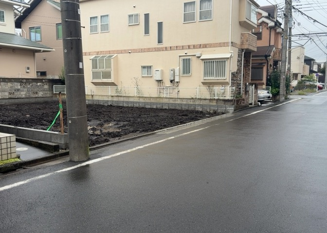 隣家の土地はどうなっているのか、生活利便施設が近くにあるのか、学校まで近いかなど、お客様のライフスタイルにあわせたイメージが重要です。また、近くにあると困る施設が近くにないかも確認するといいでしょう。
