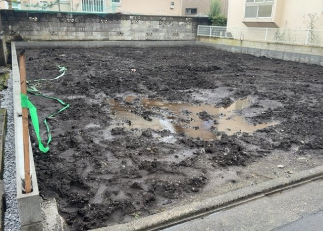 土地購入を検討されている場合、境界杭がない状態で購入してしまうと境界確定測量をする必要があり、費用がかかります。購入の前に、売主、隣土地所有者立ち合いのもと境界を確定し境界杭を設置するのがベストです。