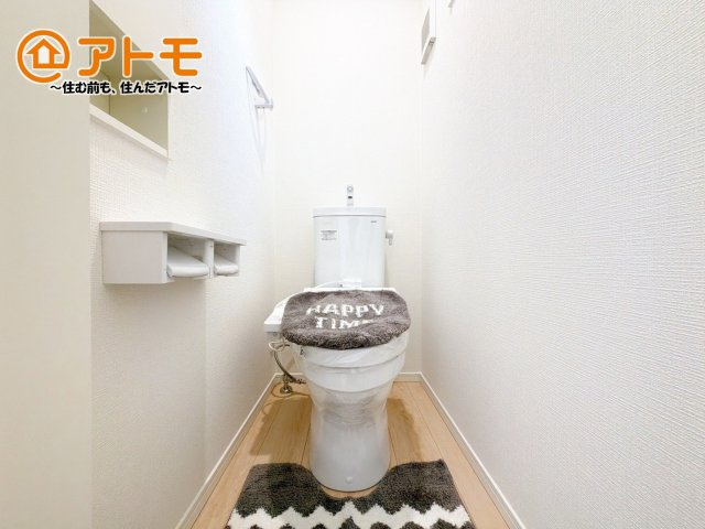 窓があり換気もすぐにできる、清潔感のあるトイレです♪