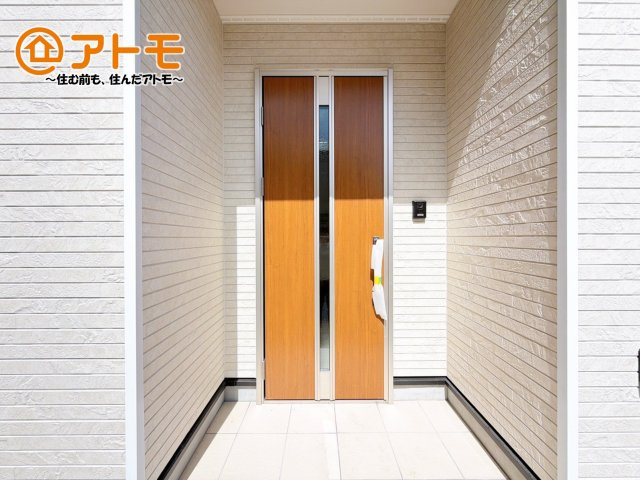 落ち着いた色合いの玄関はダブルロックで防犯性に優れた仕様になっています♪