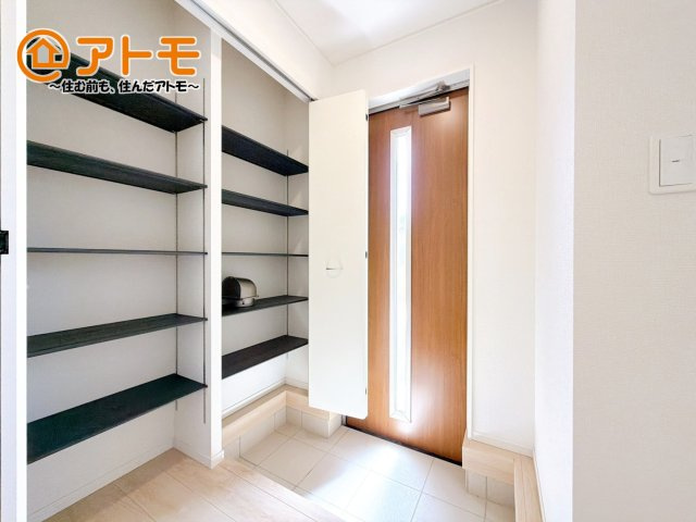 シューズボックスの棚は可動のため、背の高いブーツもきちんと収納できます。