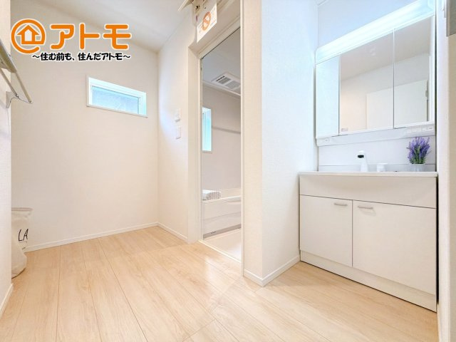 洗面所って朝に混み合いませんか？広々とした脱衣所、3面鏡の独立洗面台で朝の時間を少しお手伝い♪