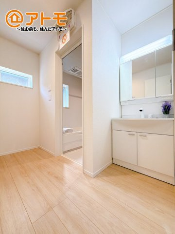 収納豊富な3面鏡の洗面化粧台は使い勝手良好♪