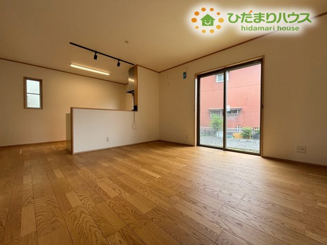 南西向きで陽光が心地よく差し込む明るいリビング！一日を通して明るい光に包まれ、ご家族みんながゆったりとリフレッシュできます♪温かい雰囲気の中で、家族団らんの素敵な時間を快適に過ごせますね！
