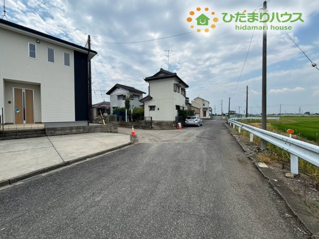 開放感にあふれ日当たり・風通しにも恵まれた角地物件！隣接する建物が少なく、圧迫感のない伸びやかな暮らしが叶います♪視界が開けておりお車の出入りもしやすいため、毎日快適に過ごしていただけますよ！