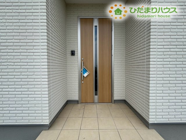 ゆとりある設計で出入りがスムーズに行える玄関ポーチ！雨の日も濡れにくく、荷物が多い日や傘の開閉も焦らず快適に行えます♪キレイに整えられたアプローチで、毎日の帰宅時も温かく出迎えてくれますよ！