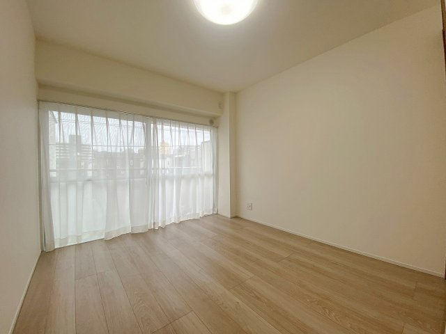 洋室6.2帖（間取り図左側）のお部屋です。十分な広さがあり、ベッドやデスクを置いてもゆとりを感じられます。プライベートな時間をゆったりと過ごせる使いやすい一室です。