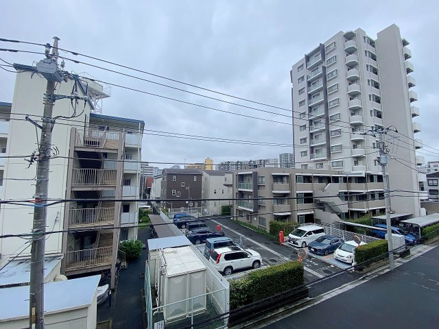 バルコニーからの心地よい眺望です。前面に遮るものがなく開放的な風景が広がっており、爽やかな風と明るい陽光を感じながらリラックスした時間を過ごすことができます。