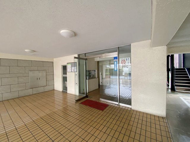 建物の魅力を高める清潔感のあるエントランス入口です。整然と管理されており、居住者様や訪れる方を心地よく迎え入れます。毎日の出入りも安心で快適な空間となっています。