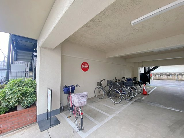 整然と整備された屋根付きの駐輪場です。大切な自転車を雨風からしっかりと守ることができ、日常のお出かけや通勤・通学の際にも快適かつ便利にご利用いただけます。