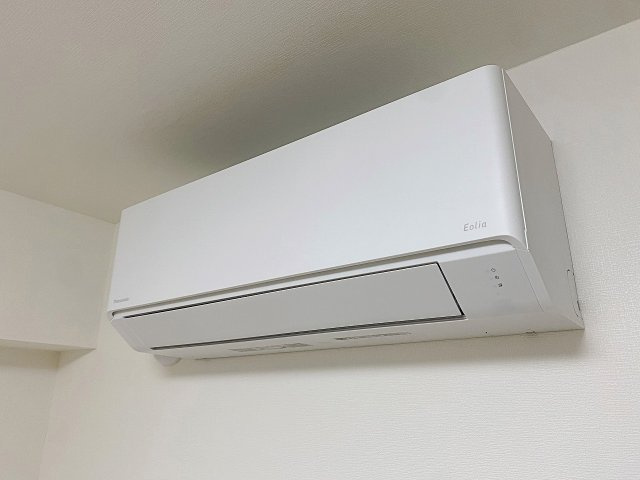 快適な室内環境を保つエアコンが設置されています。一年を通して季節を問わず快適な室温で過ごすことができ、お引越し直後からすぐに快適な生活をスタートできます。