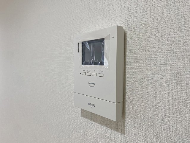 安全な暮らしを支えるTVモニター付きインターホンです。室内から訪問者の顔をしっかり確認できるため、防犯性に優れ、お子様のお留守番や一人でのお留守番時にも安心です。