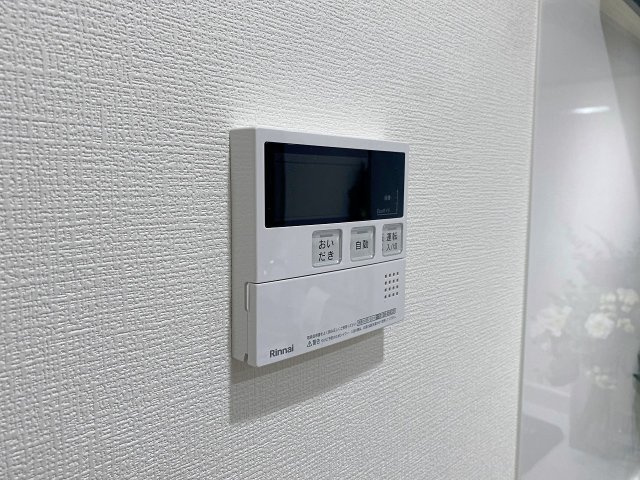 操作がしやすく便利な給湯リモコンです。ワンタッチでお風呂のお湯張りや温度設定が簡単に行え、毎日のバスタイムや家事を快適かつスムーズにサポートしてくれる設備です。