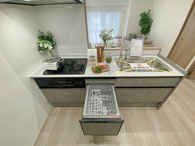 家事の負担を大幅に軽減してくれる便利な食器洗い乾燥機を完備しています。手洗いでは落としにくい汚れもすっきり洗い流せ、食後の片付けもスムーズに行えて大変重宝します。