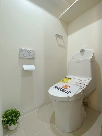 新規交換済みの快適なトイレ空間です。清潔感にあふれた最新設備を導入しており、優れた節水機能やお掃除のしやすいデザインで、毎日気持ちよくお使いいただけます。