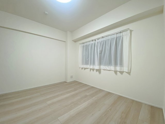 洋室5.7帖（間取り図左上）のお部屋です。落ち着いた雰囲気で主寝室としても快適にお使いいただけます。家具の配置がしやすく、心地よいプライベート空間を演出できます。