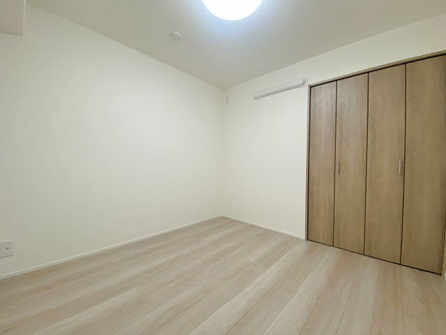 洋室5.0帖（間取り図上側真ん中）のお部屋です。子供部屋や書斎、テレワークスペースなど多用途に活用できます。明るい光を取り込める過ごしやすい空間となっています。