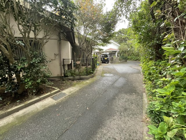前面道路含む現地写真です