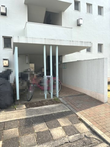 ベビーカーや傘を畳む時、屋根があるスペースが助かります♪
