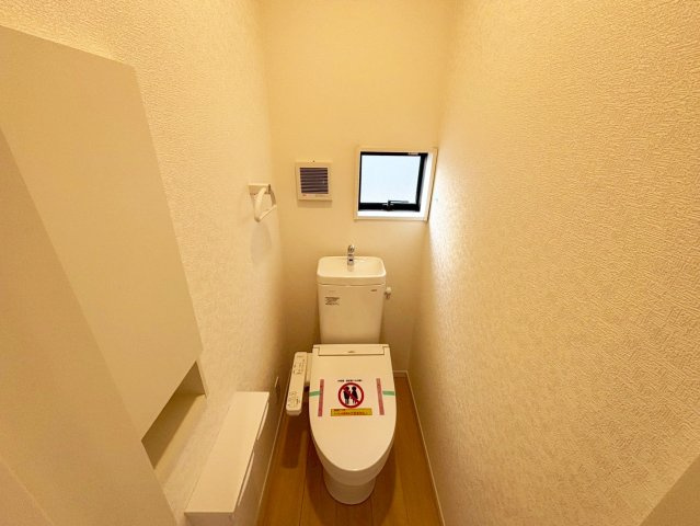 シンプルで使いやすい暖房・温水シャワー洗浄機能付きトイレは標準装備です！